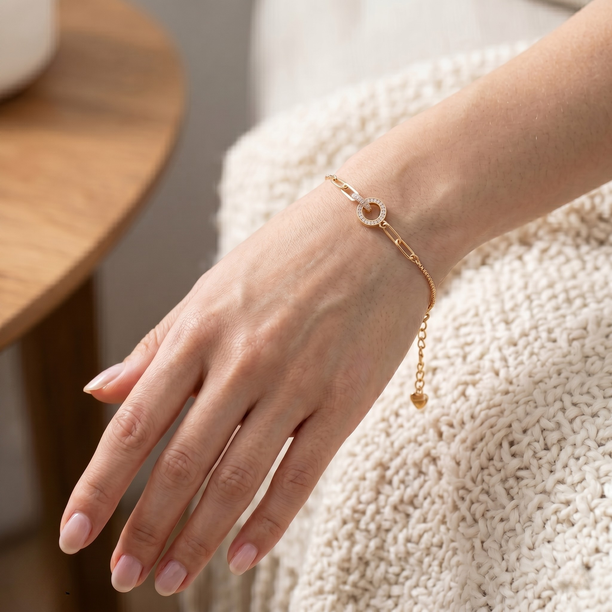 Modern gold chain bracelet featuring pavé lab-grown diamonds and interlocking links.