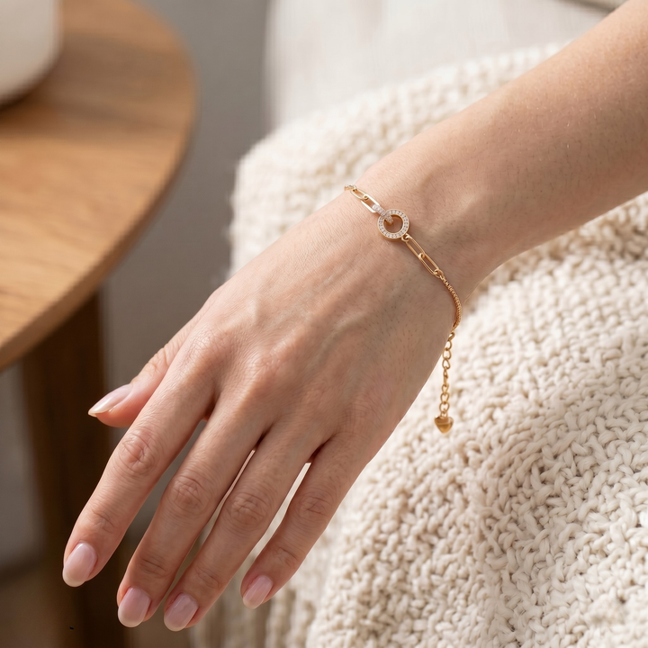 Modern gold chain bracelet featuring pavé lab-grown diamonds and interlocking links.