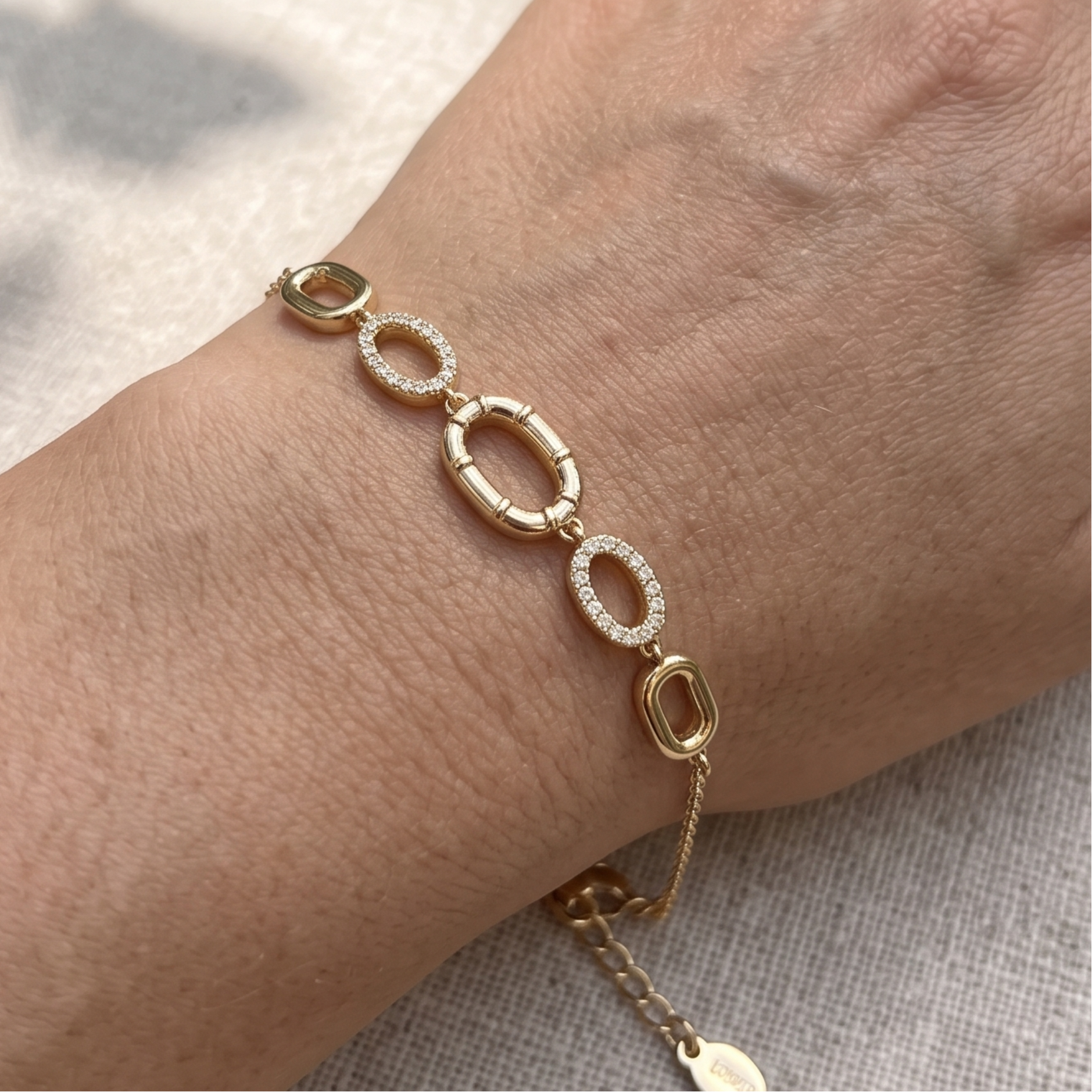 Kiashaa Jewellery 0.62 CTW diamond oval link bracelet in polished yellow gold.