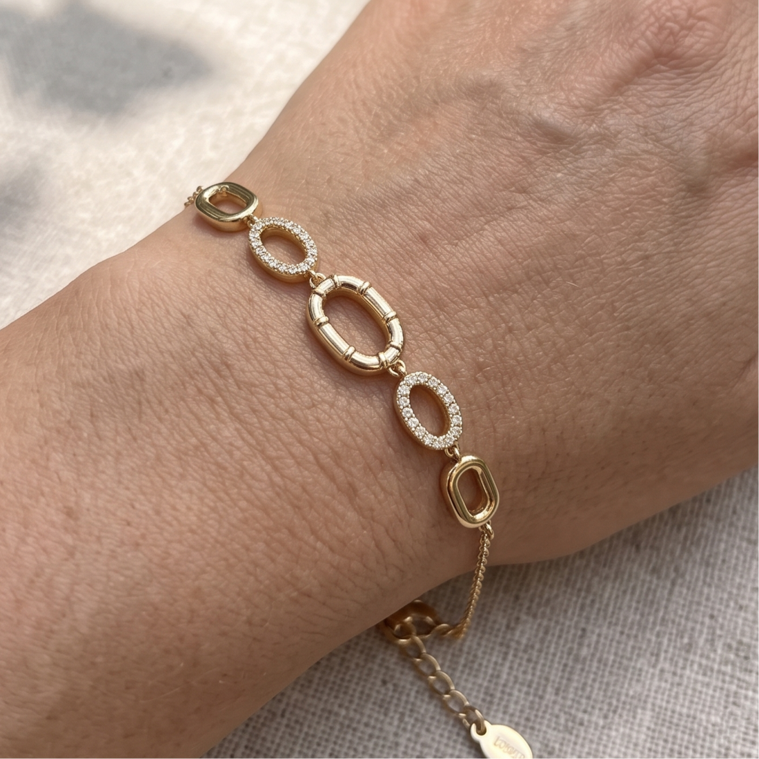 Kiashaa Jewellery 0.62 CTW diamond oval link bracelet in polished yellow gold.