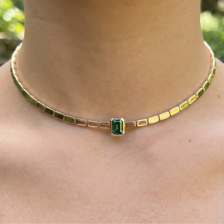 1.73 CT green emerald-cut choker necklace in polished yellow gold.