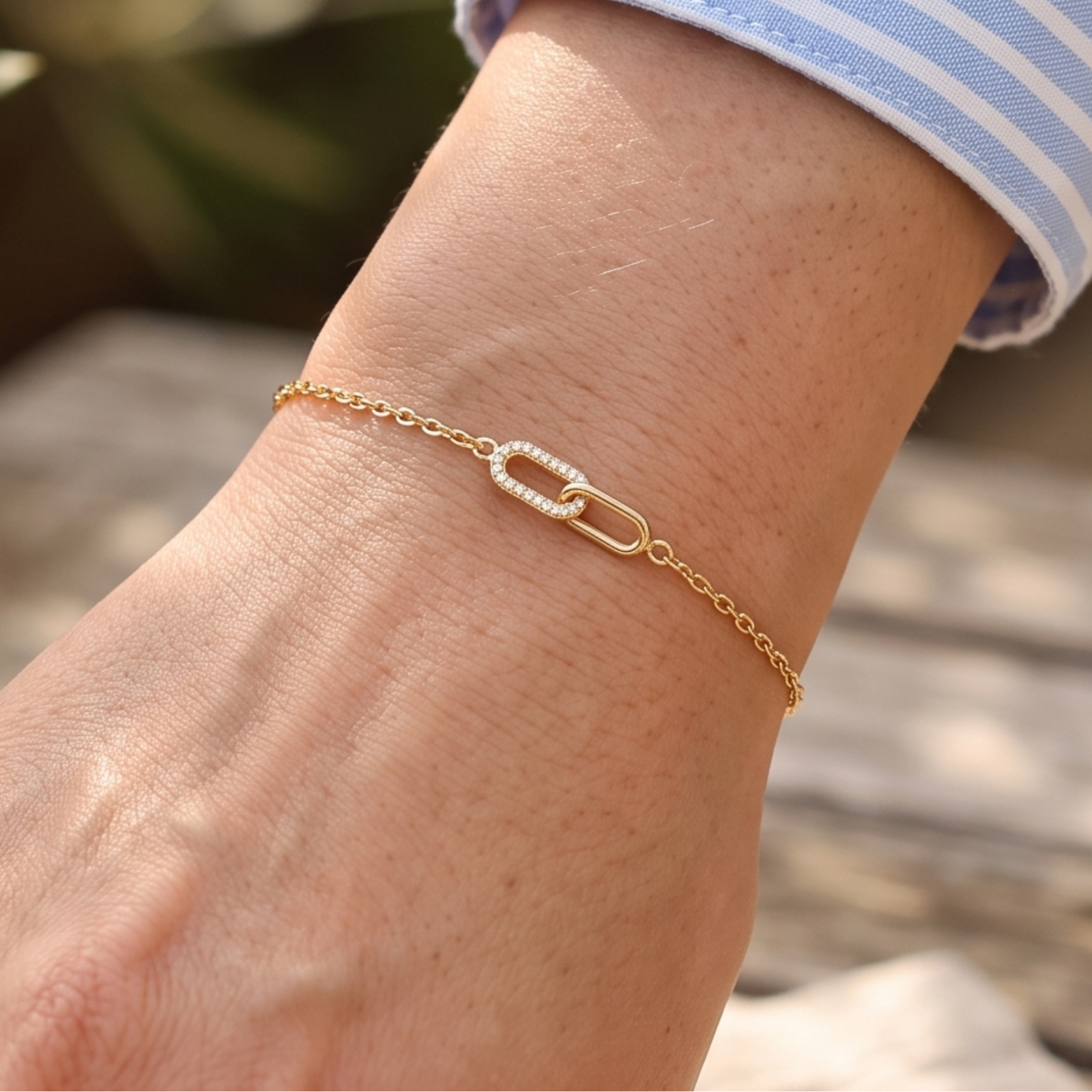 Kiashaa Jewellery 0.40 CTW diamond interlocking-link bracelet in polished yellow gold.