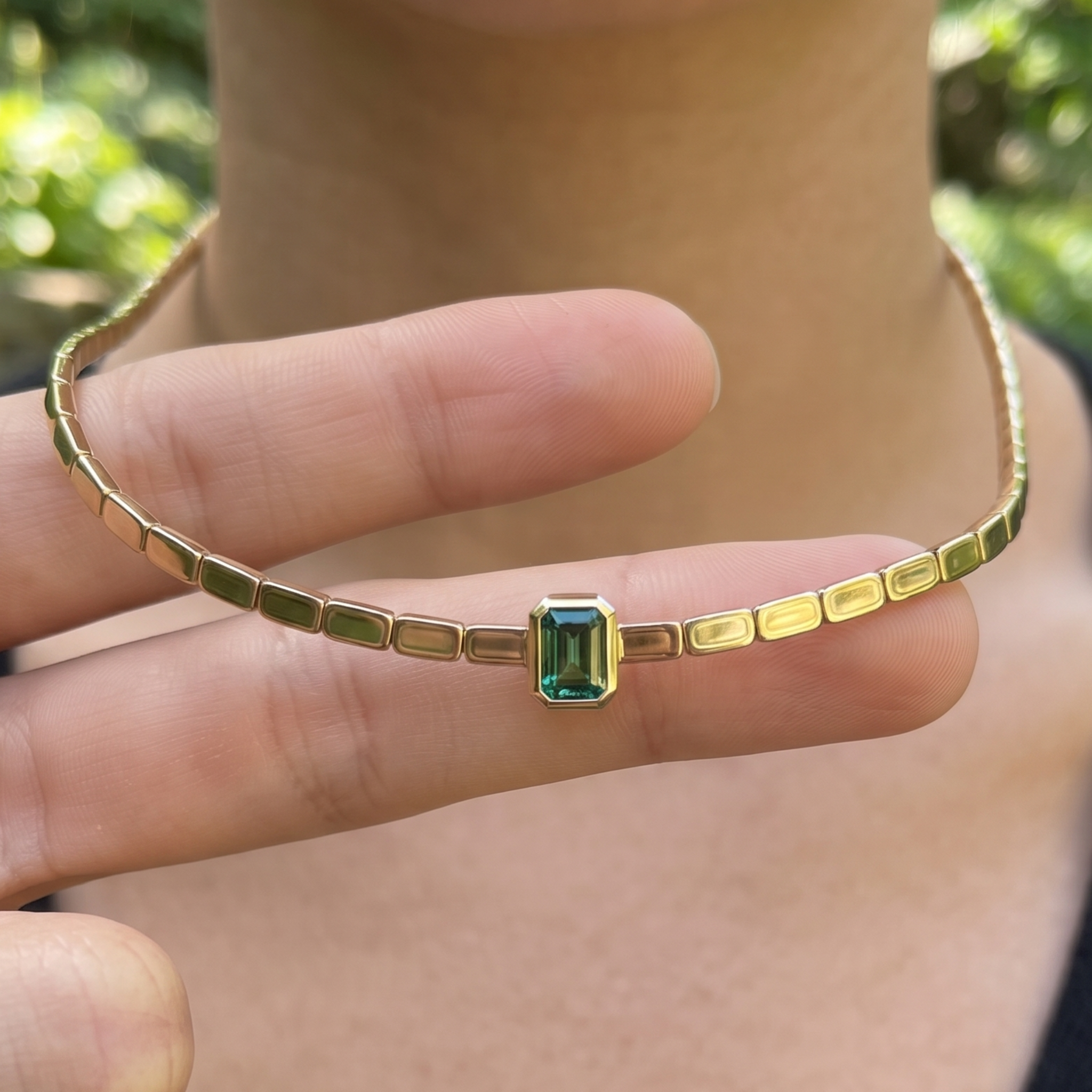 1.73 CT green emerald-cut choker necklace in polished yellow gold.