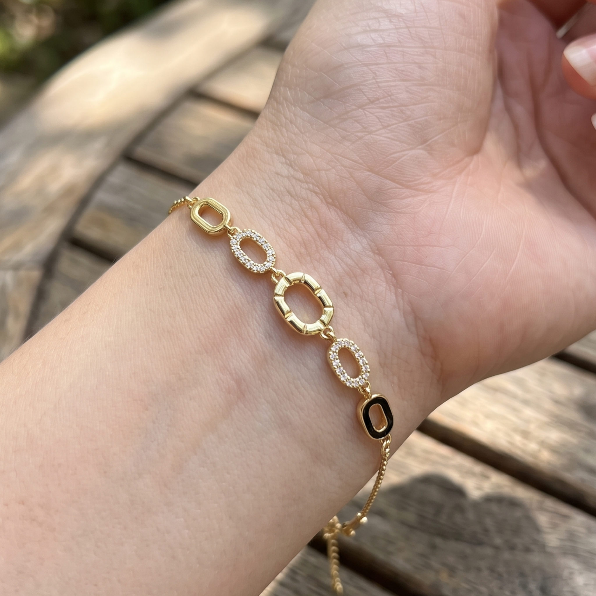 Kiashaa Jewellery 0.62 CTW diamond oval link bracelet in polished yellow gold.