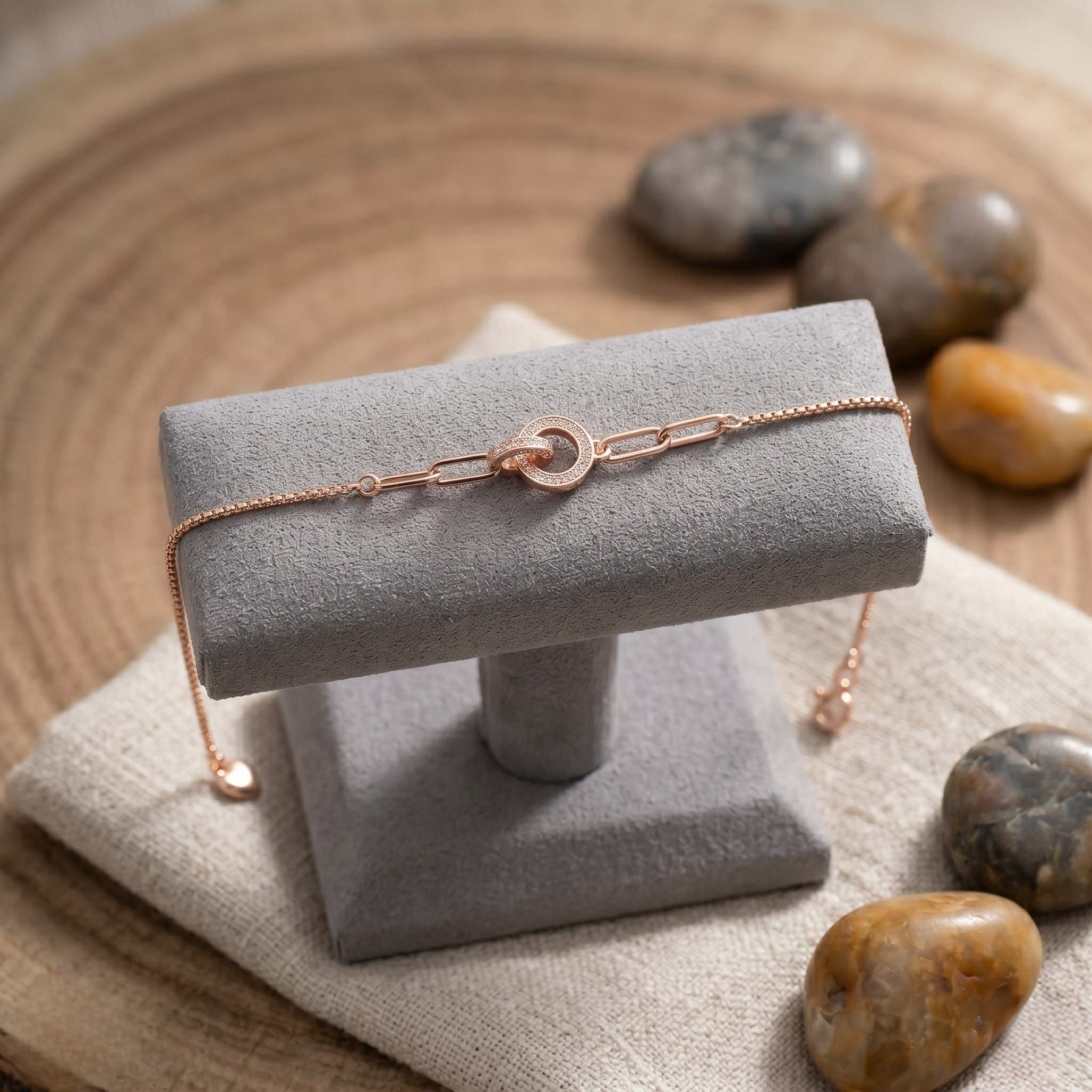 Modern gold chain bracelet featuring pavé lab-grown diamonds and interlocking links.