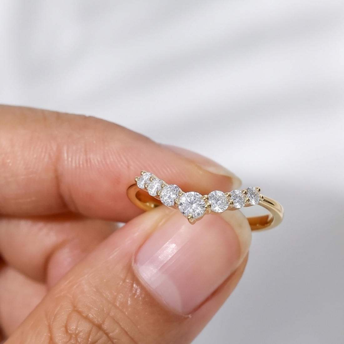 Graduated diamond contour ring with 3.50 mm center diamond