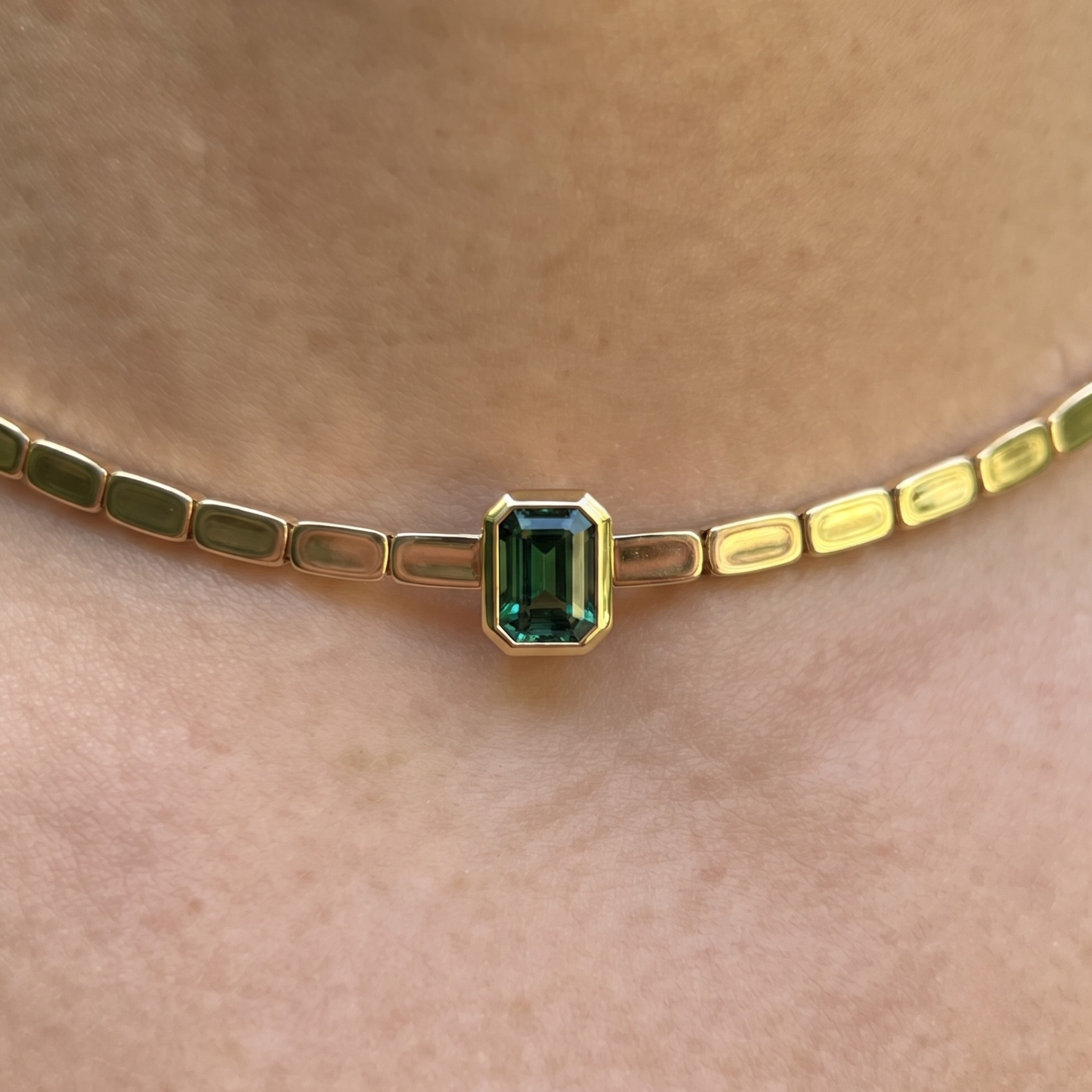 1.73 CT green emerald-cut choker necklace in polished yellow gold.