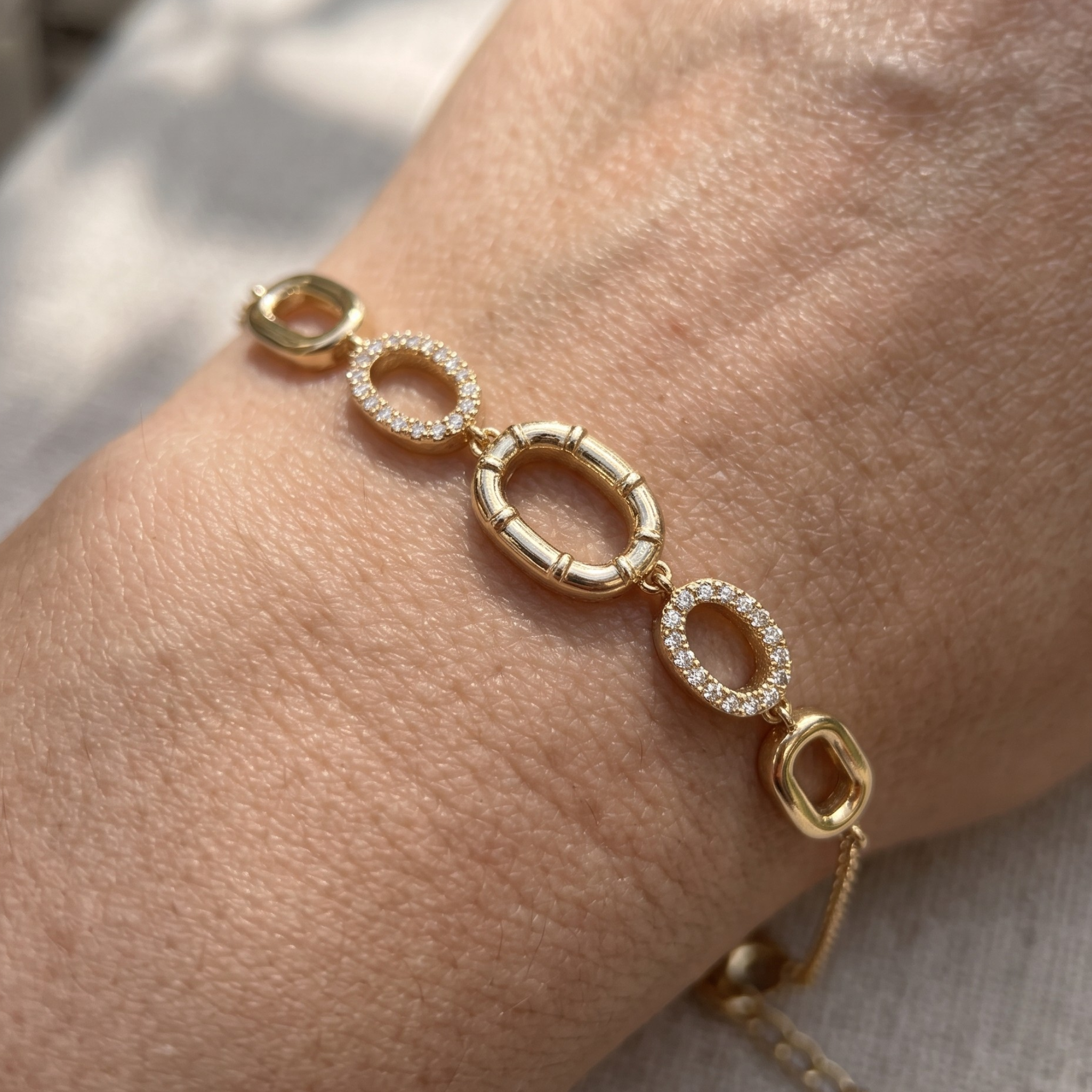 Kiashaa Jewellery 0.62 CTW diamond oval link bracelet in polished yellow gold.