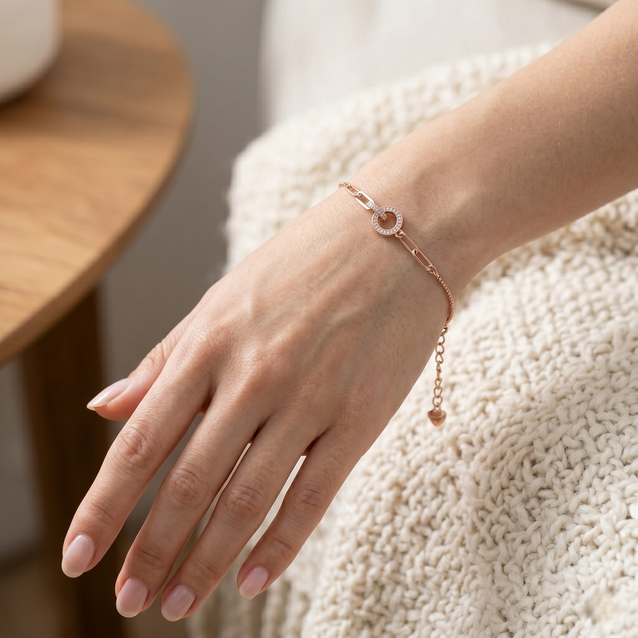 Modern gold chain bracelet featuring pavé lab-grown diamonds and interlocking links.