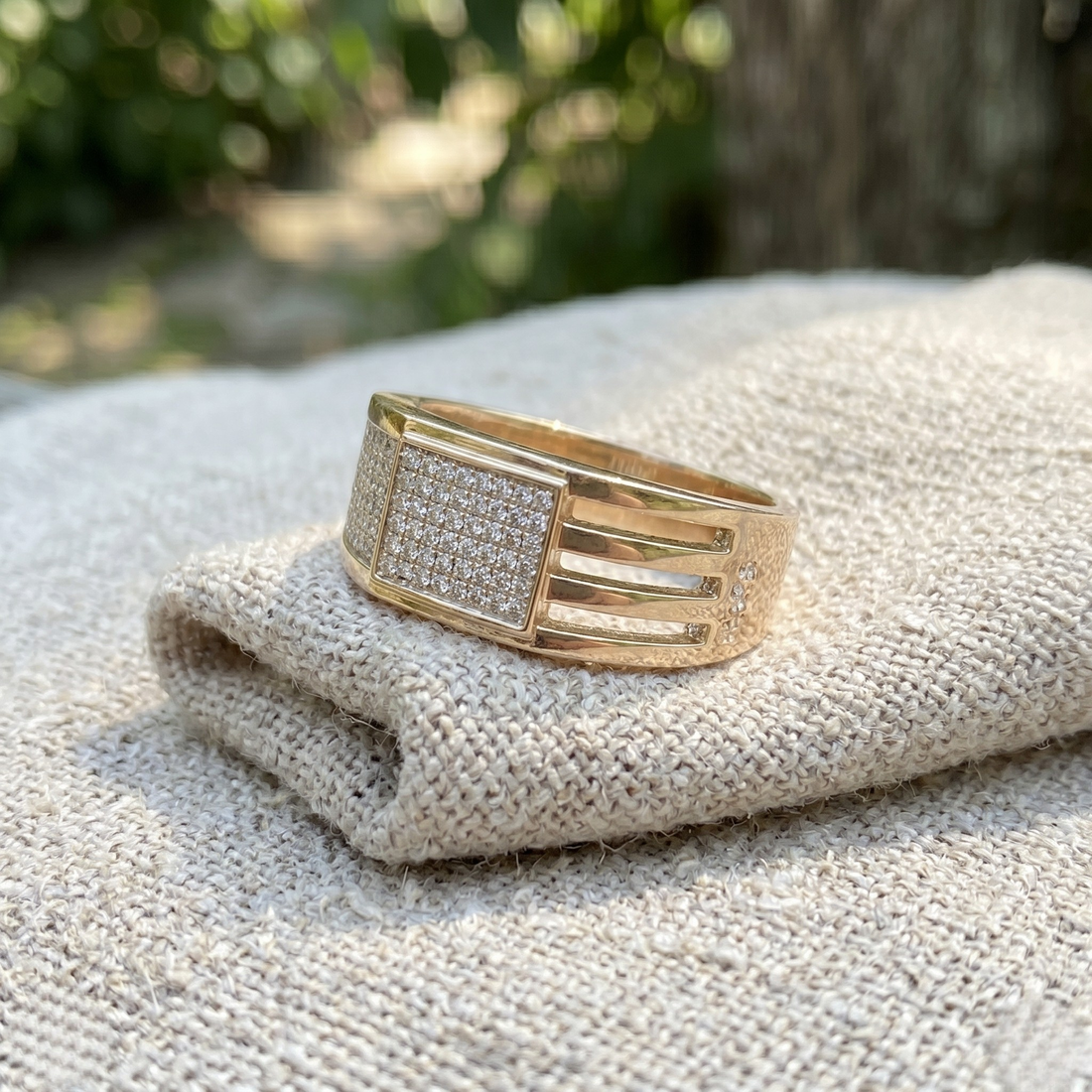 Geometric 0.65 CTW lab-grown diamond men’s ring in gold by Kiashaa Jewellery.