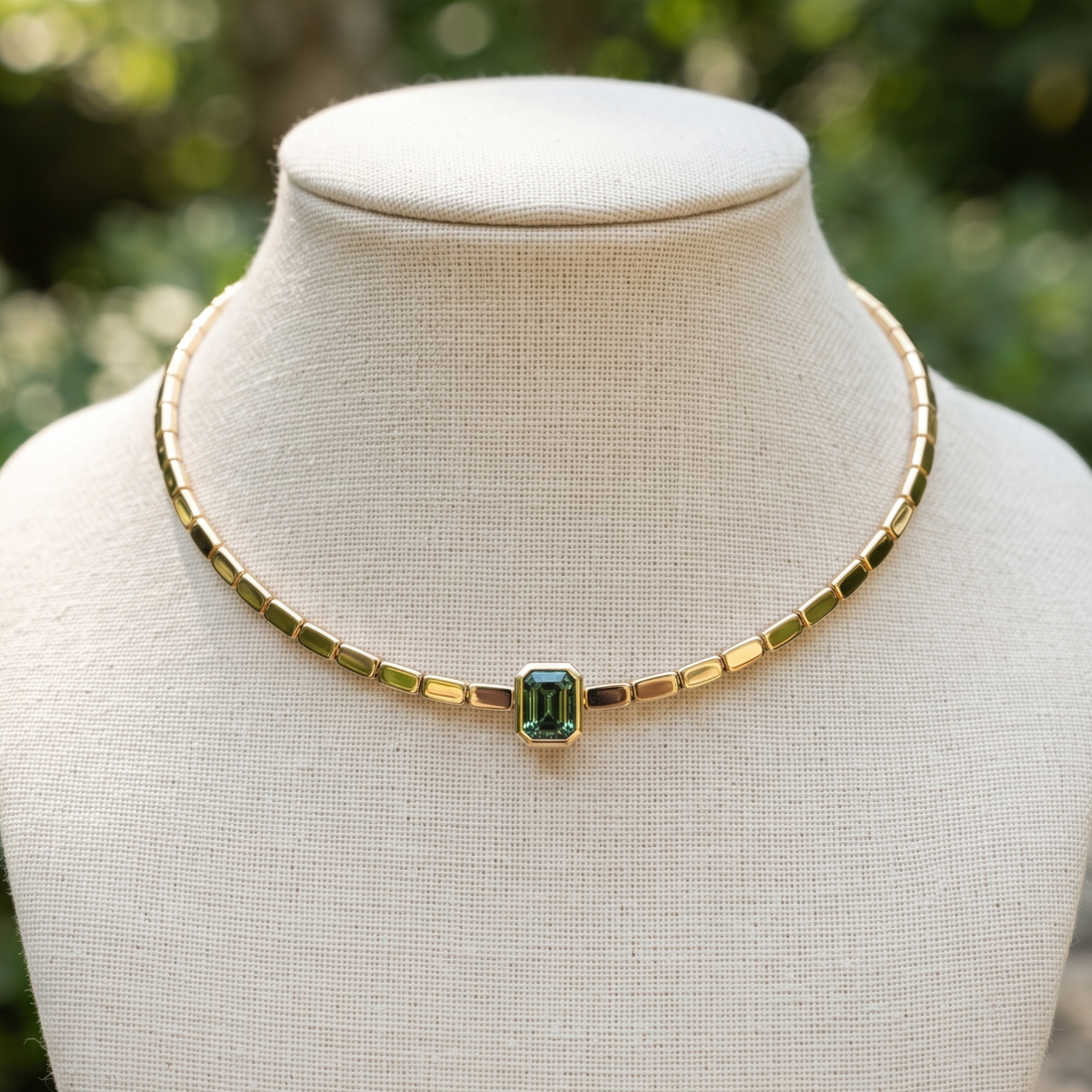 1.73 CT green emerald-cut choker necklace in polished yellow gold.