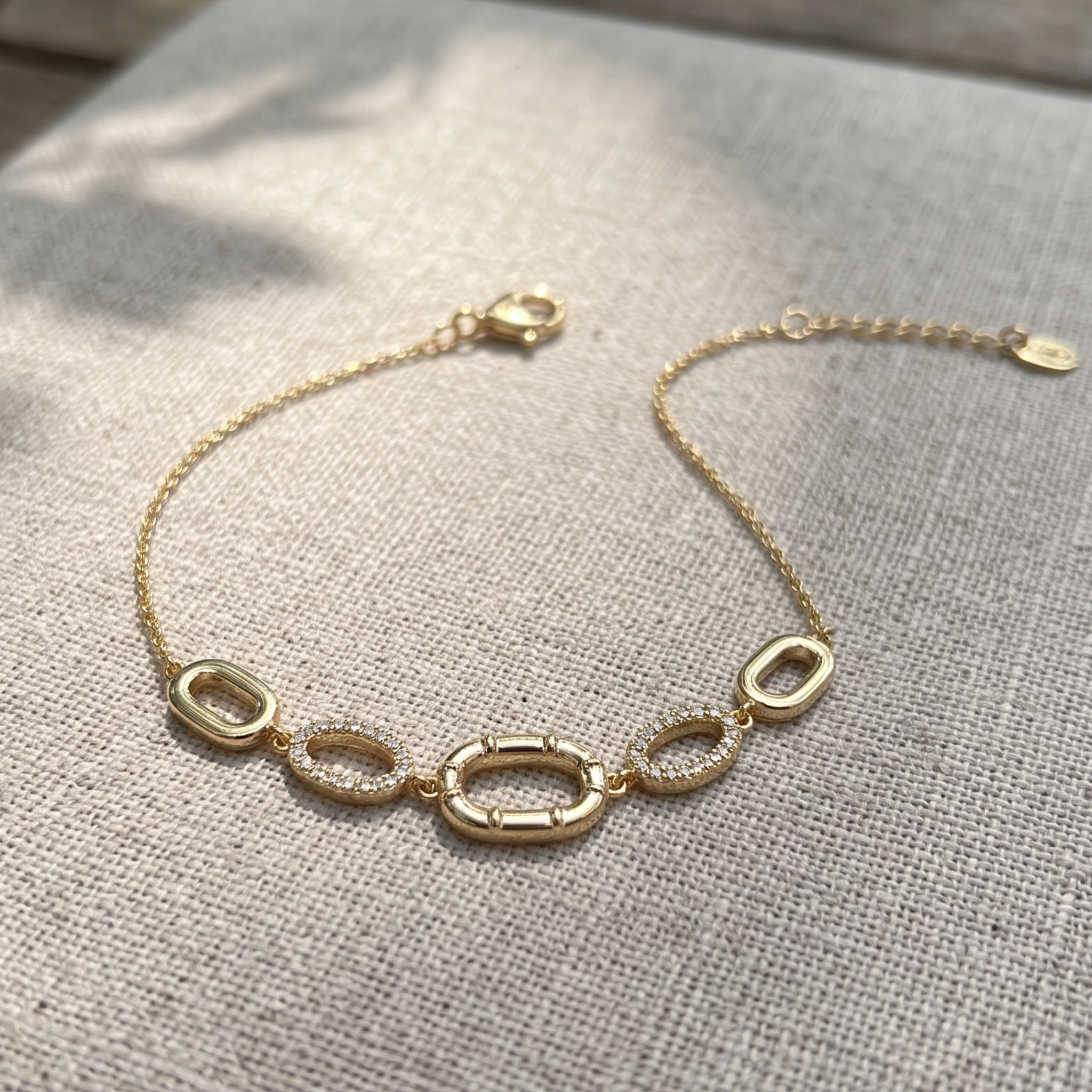 Kiashaa Jewellery 0.62 CTW diamond oval link bracelet in polished yellow gold.