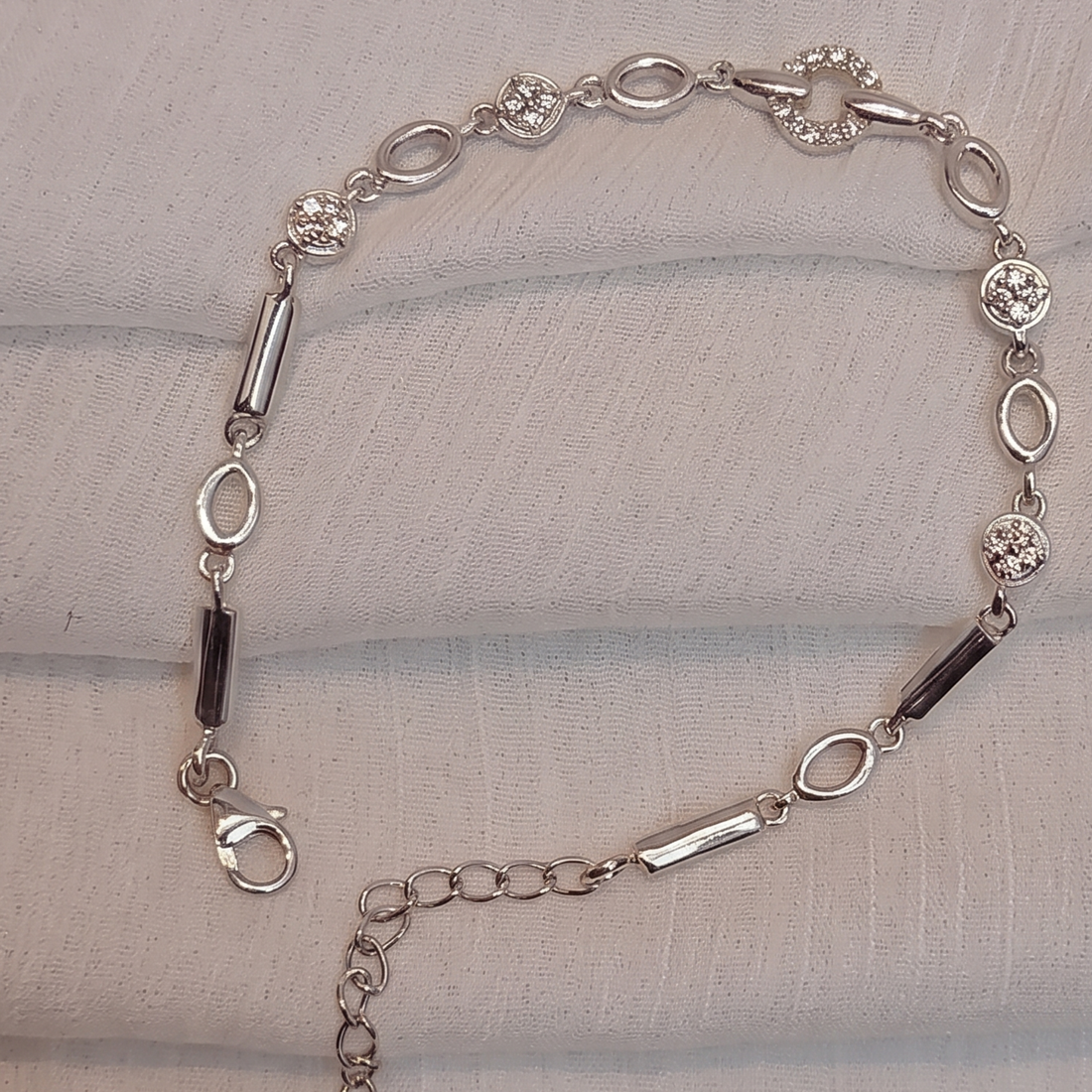 Kiashaa Jewellery 0.65 CTW diamond link bracelet in polished rose gold.