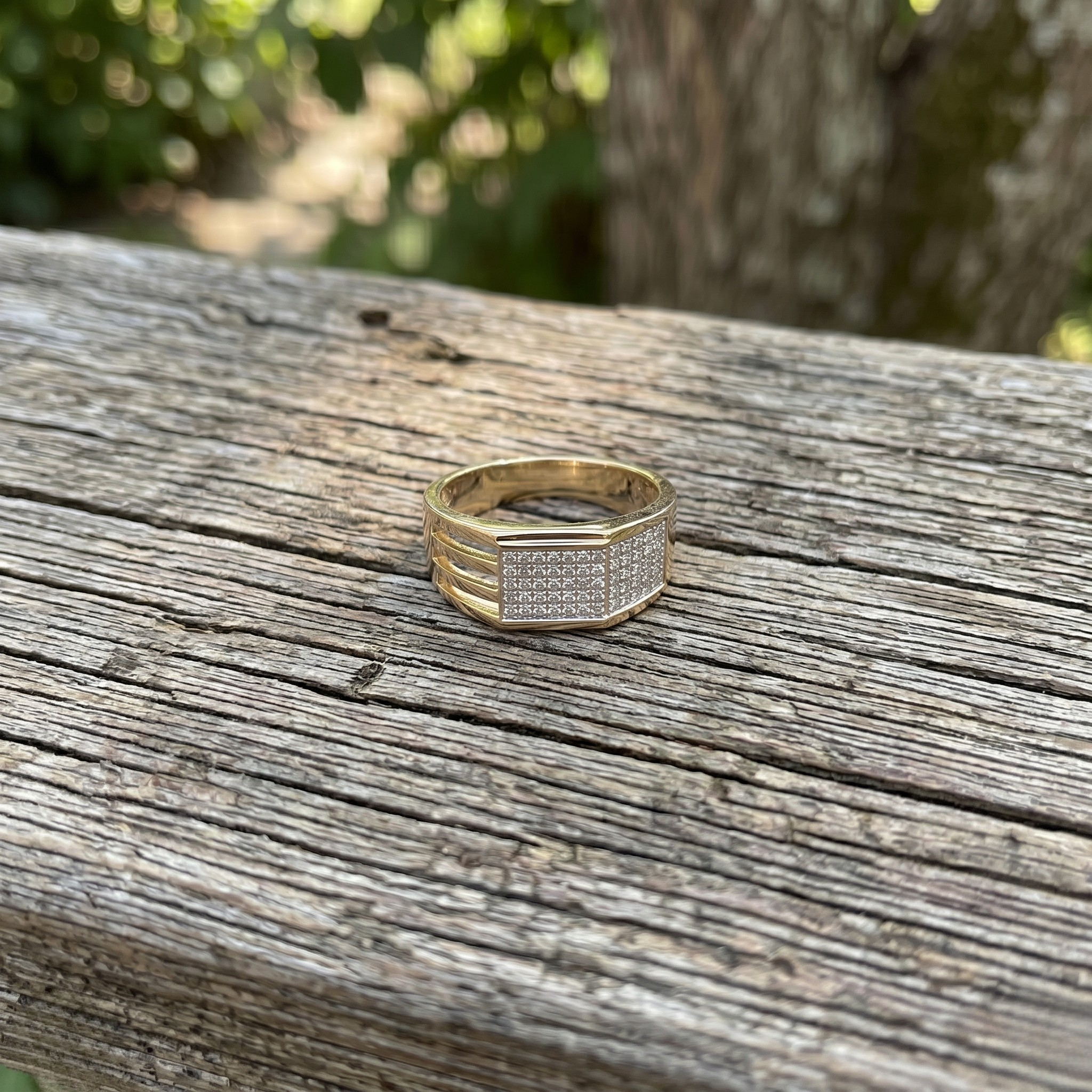 Geometric 0.65 CTW lab-grown diamond men’s ring in gold by Kiashaa Jewellery.