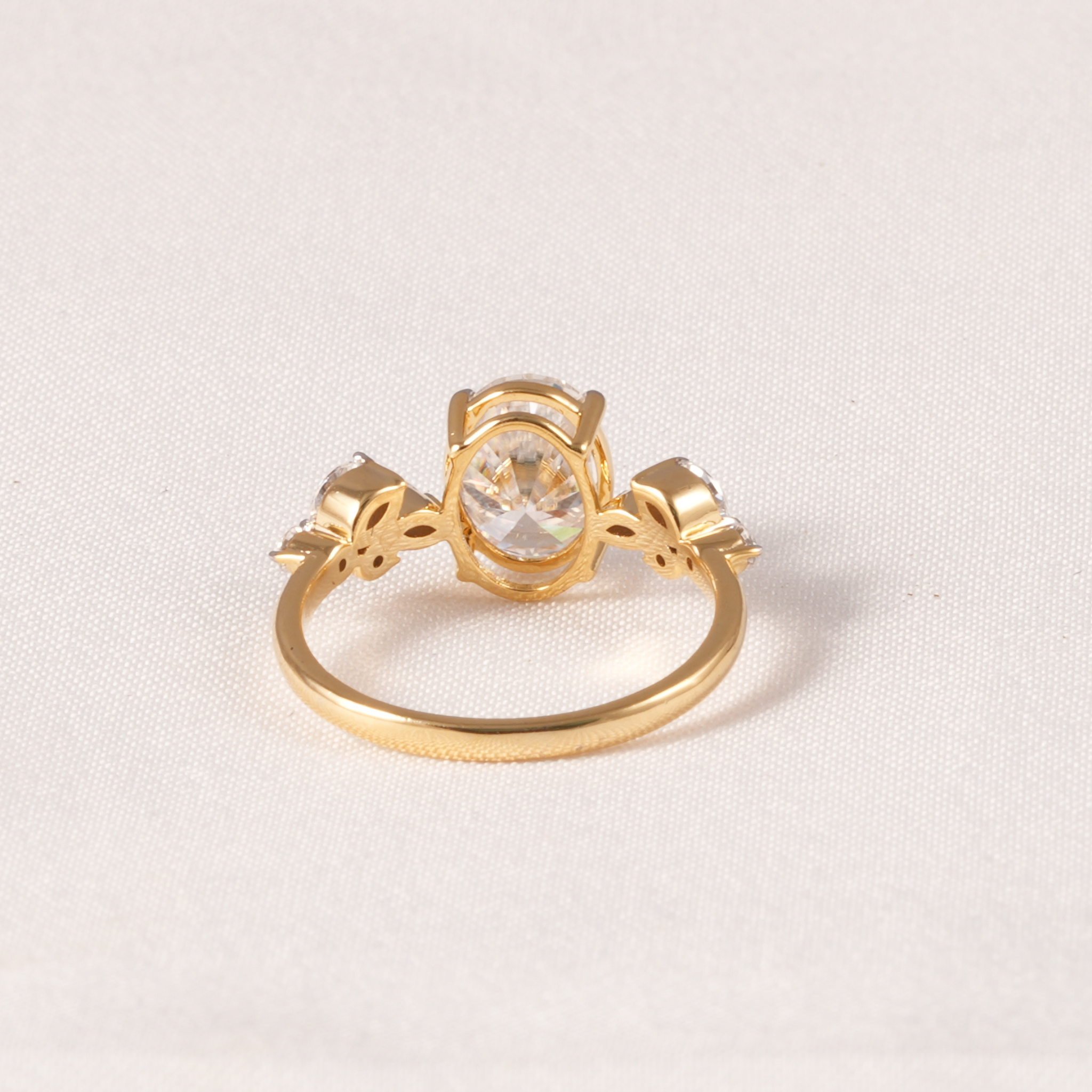 Oval Diamond Cluster Engagement Ring in 9K, 14K & 18K Gold