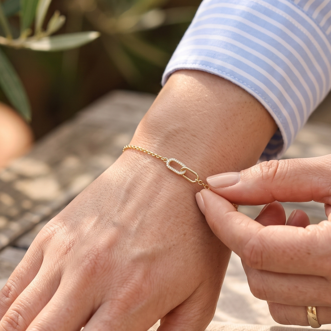 Kiashaa Jewellery 0.40 CTW diamond interlocking-link bracelet in polished yellow gold.