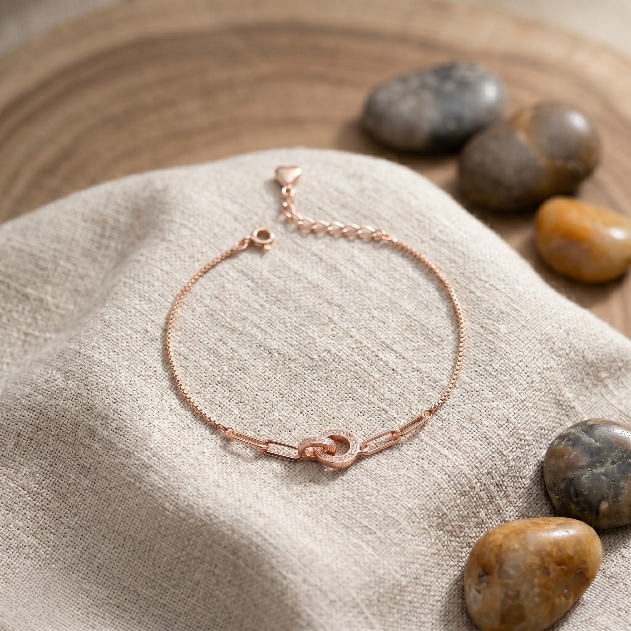 Modern gold chain bracelet featuring pavé lab-grown diamonds and interlocking links.