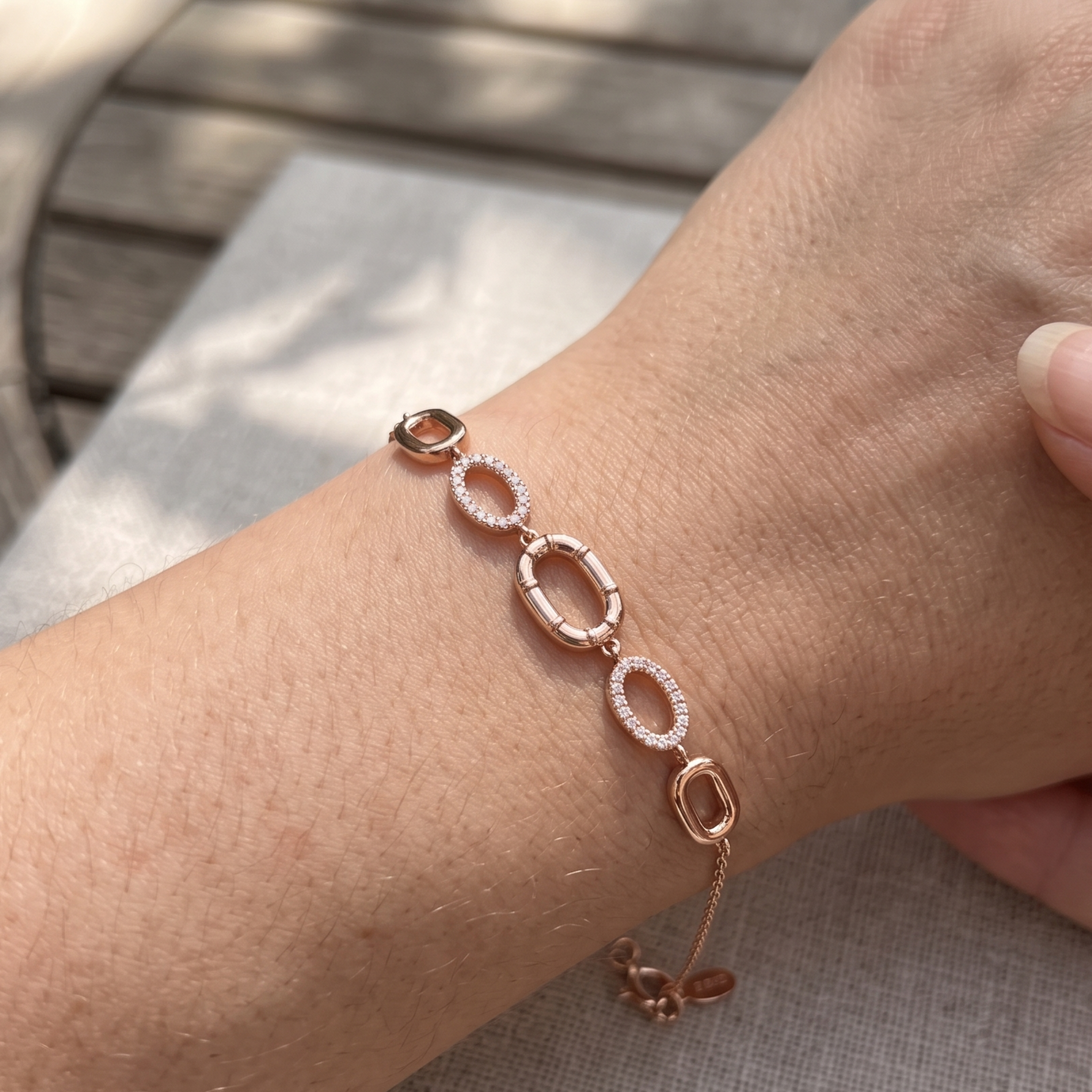 Kiashaa Jewellery 0.62 CTW diamond oval link bracelet in polished yellow gold.