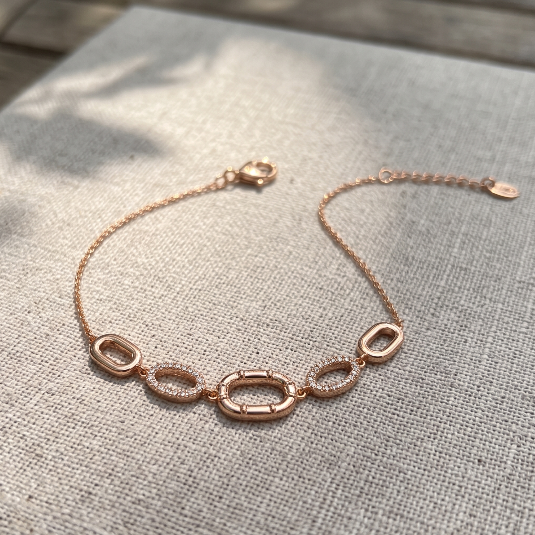 Kiashaa Jewellery 0.62 CTW diamond oval link bracelet in polished yellow gold.