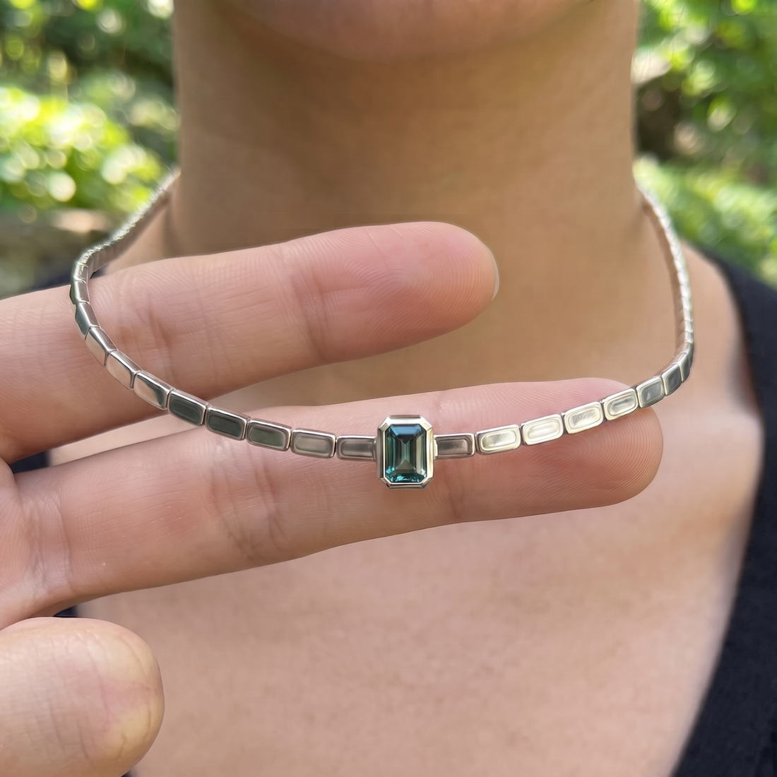 1.73 CT green emerald-cut choker necklace in polished yellow gold.