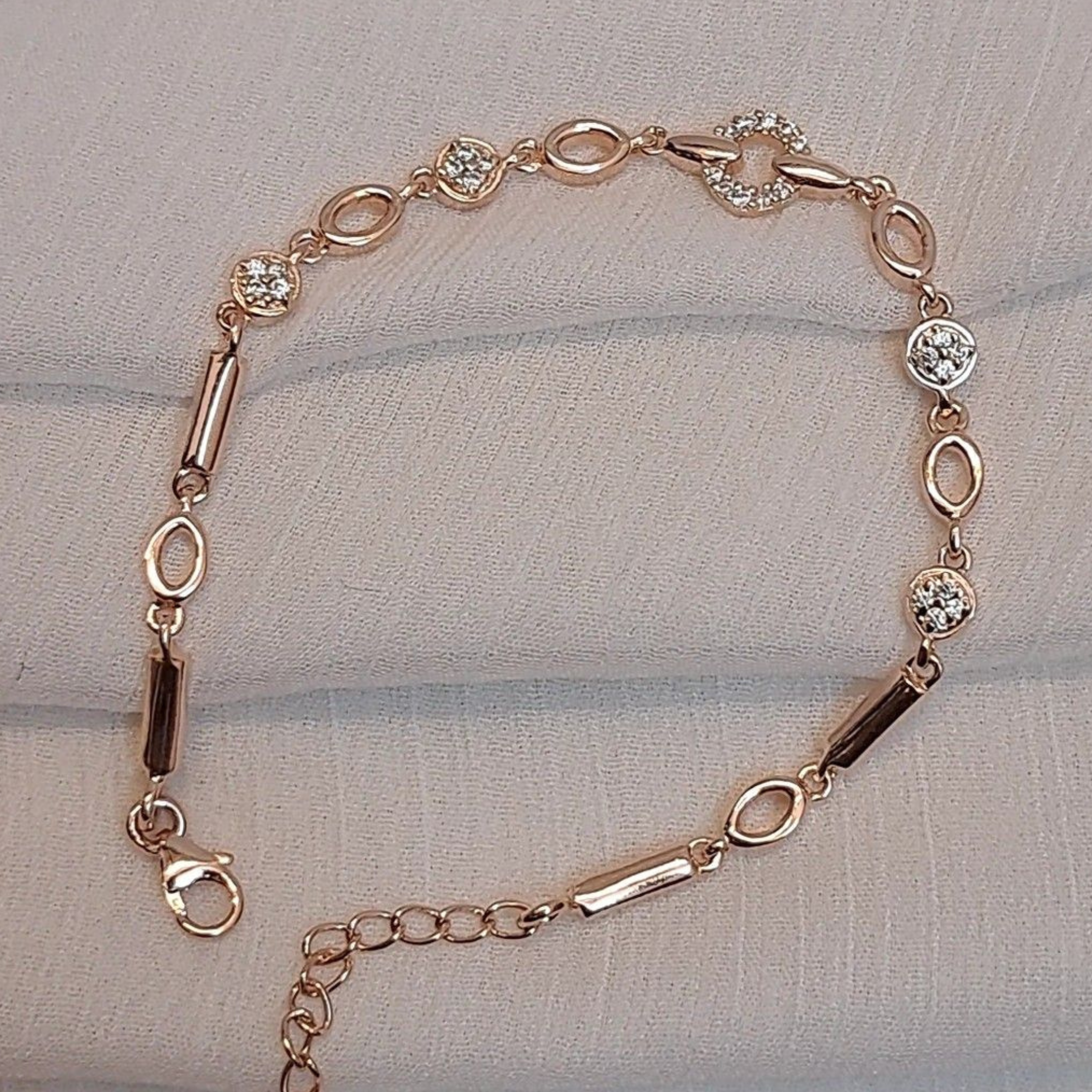 Kiashaa Jewellery 0.65 CTW diamond link bracelet in polished rose gold.