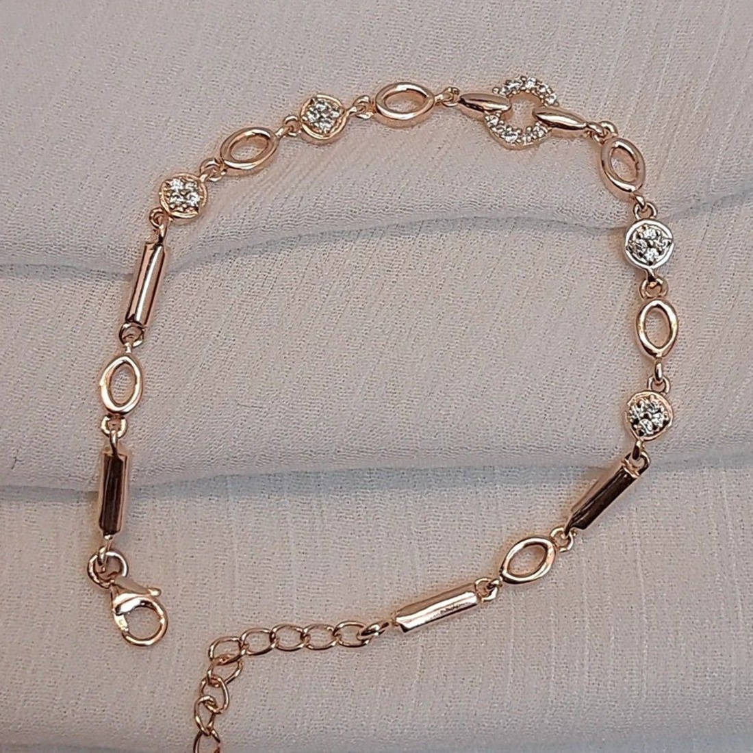 Kiashaa Jewellery 0.65 CTW diamond link bracelet in polished rose gold.
