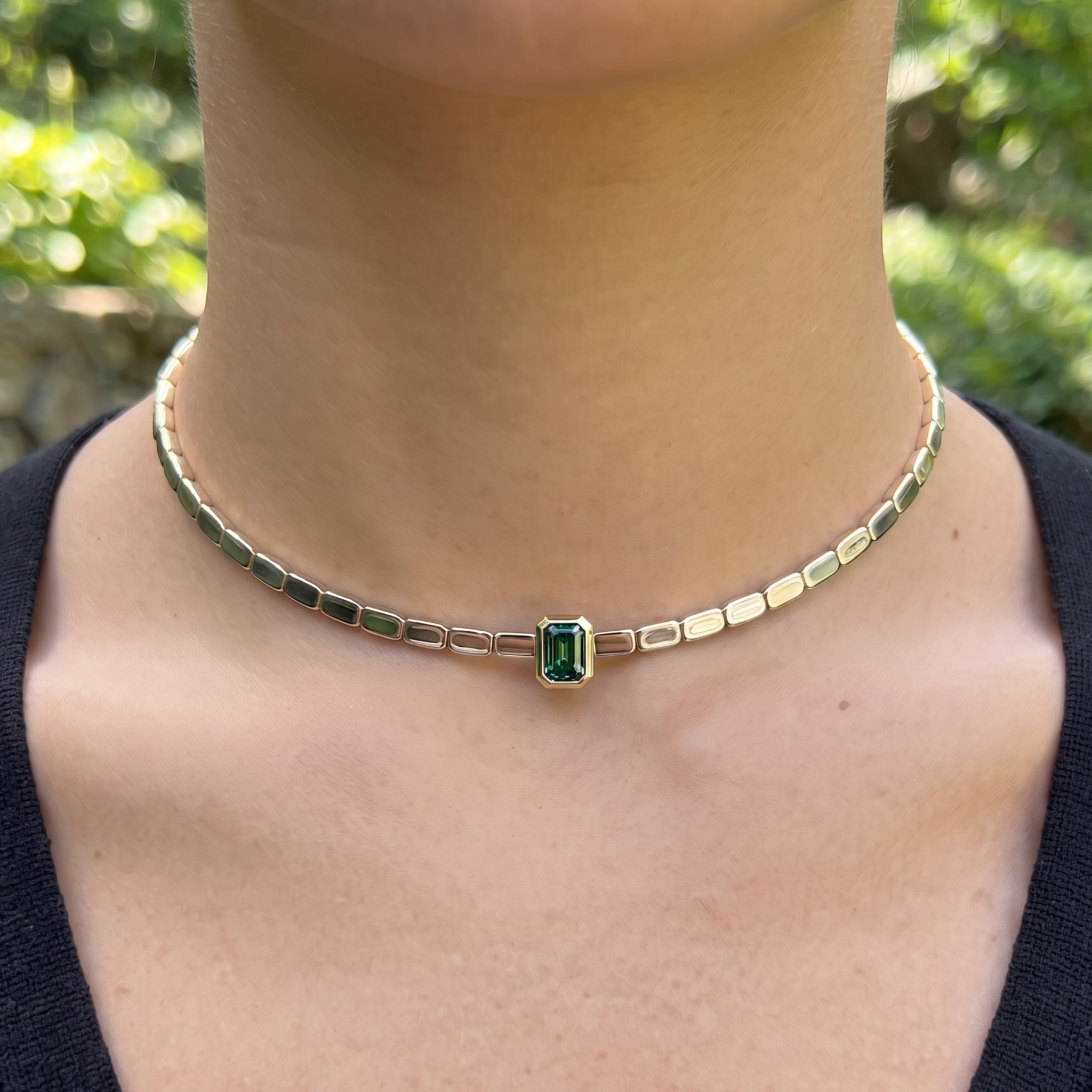 1.73 CT green emerald-cut choker necklace in polished yellow gold.