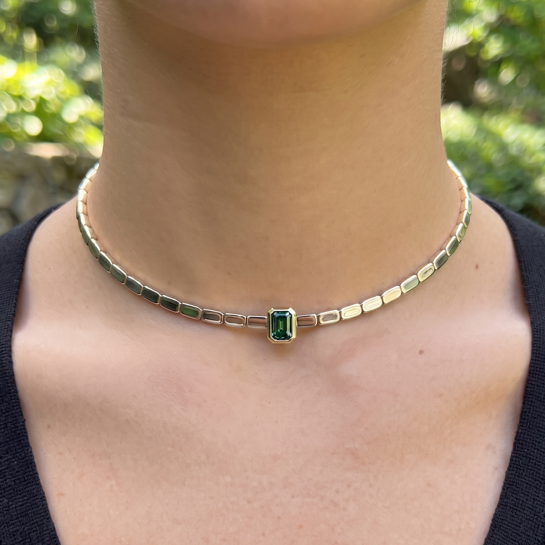 1.73 CT green emerald-cut choker necklace in polished yellow gold.