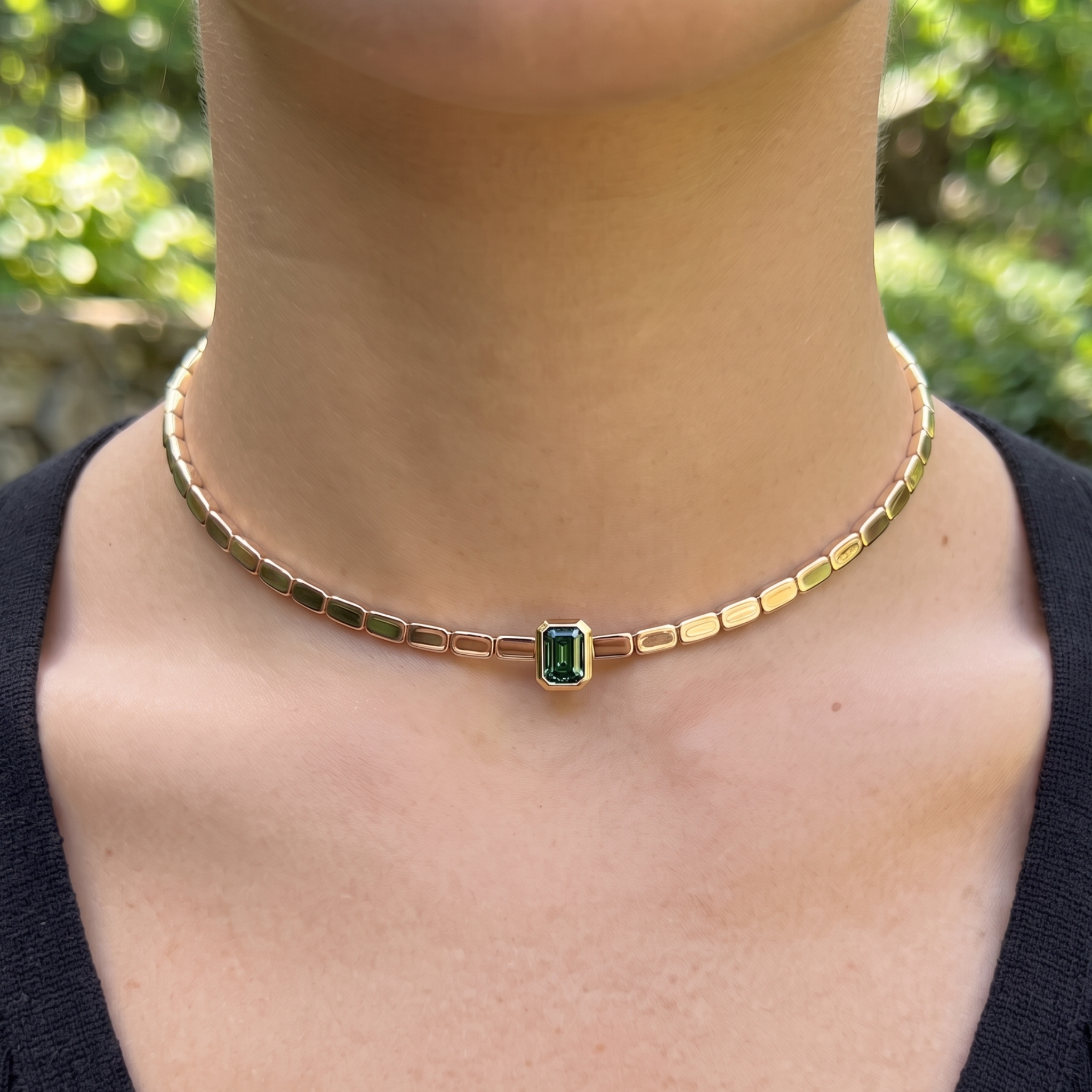 1.73 CT green emerald-cut choker necklace in polished yellow gold.