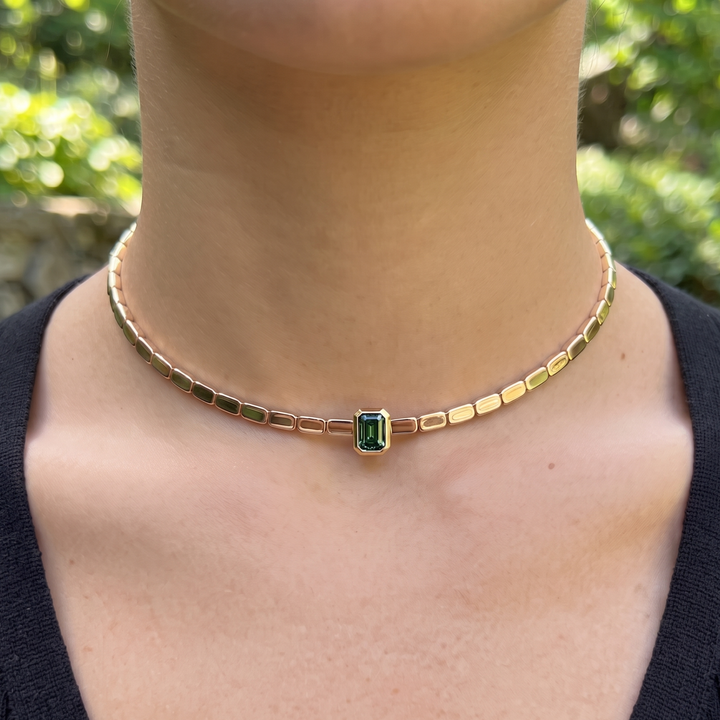 1.73 CT green emerald-cut choker necklace in polished yellow gold.