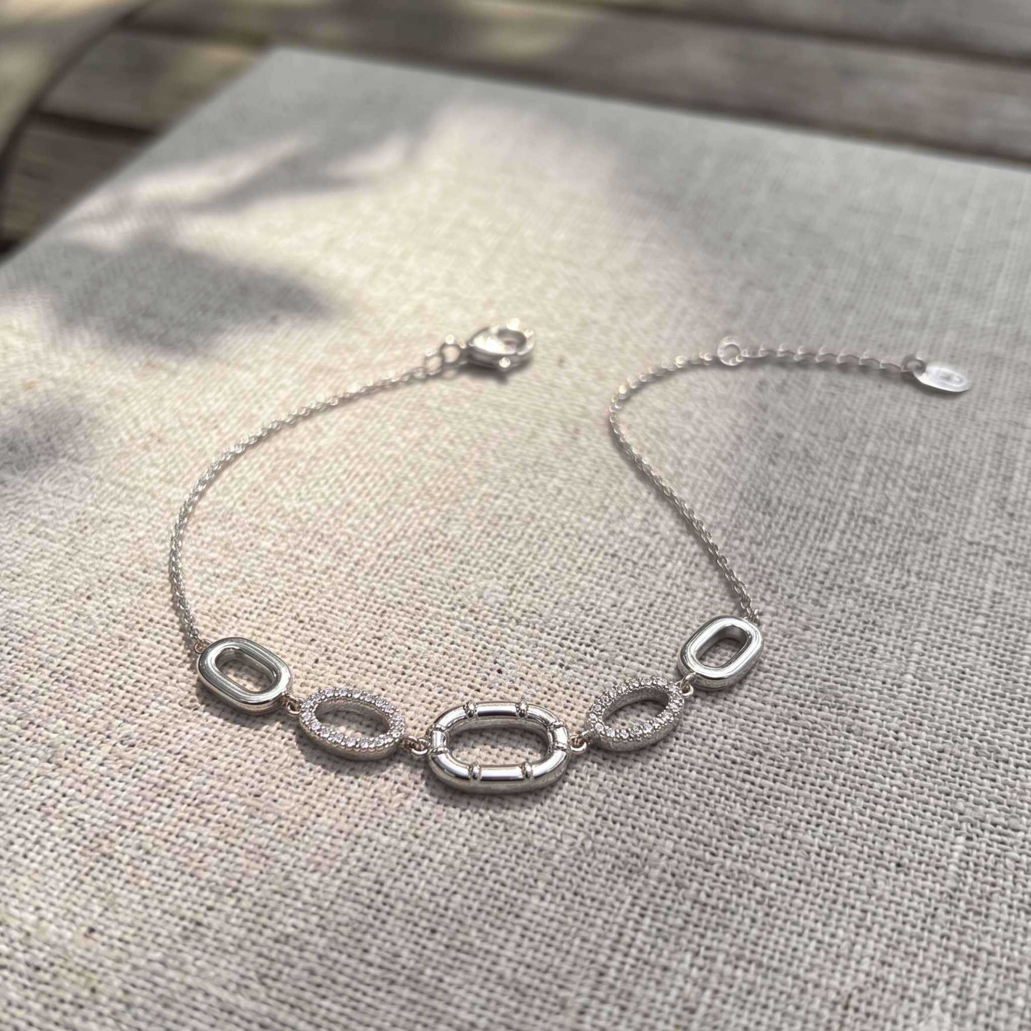 Kiashaa Jewellery 0.62 CTW diamond oval link bracelet in polished yellow gold.